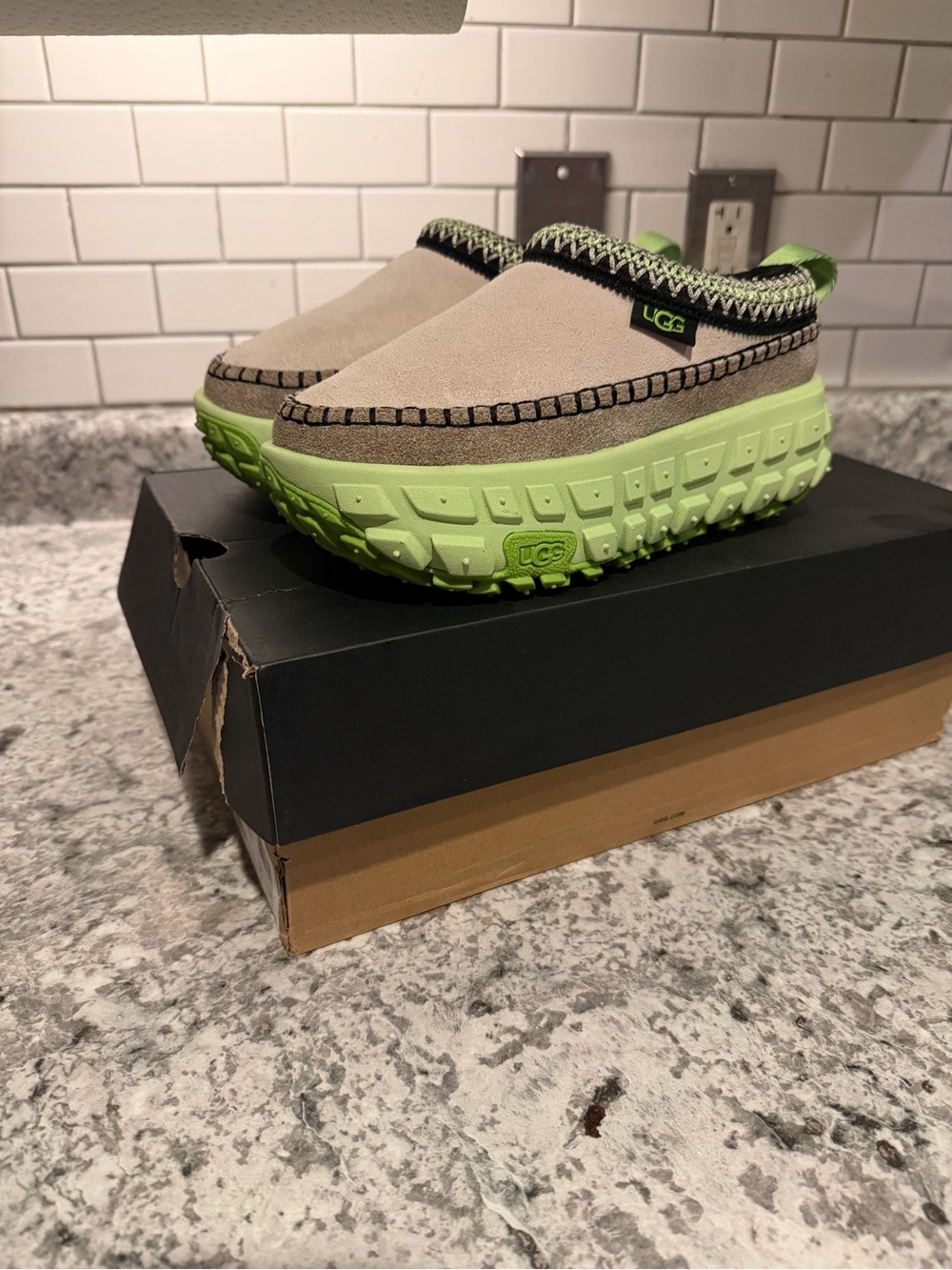 Youth Ugg Venture Daze green and Grey slip on
Tan/cream/ lime clogs